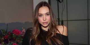 How tall is Alexis Ren?